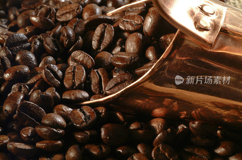 Roasted coffee beans close-up.